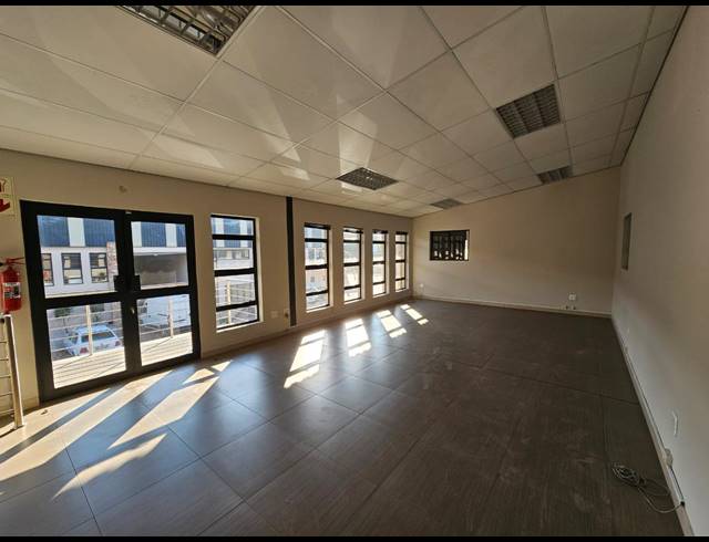 650M² WAREHOUSE TO LET IN WYCHWOOD